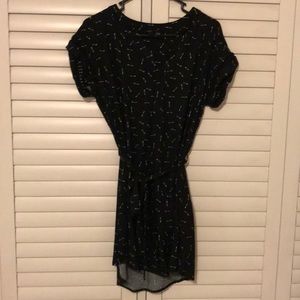 Black arrow above the knee dress
